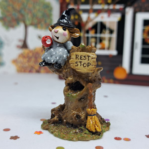 Wee Forest Folk Miniatures M-213 - Settin' a Spell (Gray) 