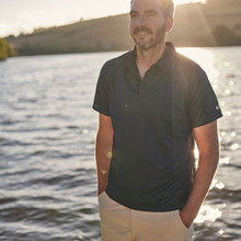 Polo UV Tec homme - UV008--BLK01-LIFESTYLE_1_UV_Tec_Polo_Black_Model_detail.jpg
