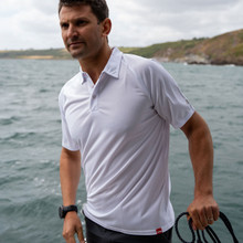 Polo UV Tec homme - UV008-WHI01-LIFESTYLE-1.jpg