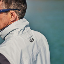 Gilet Pilot - CC92G-GRE15-LIFESTYLE-1_Pilot_Gilet_Light_GRE15_Model_Detail.jpg
