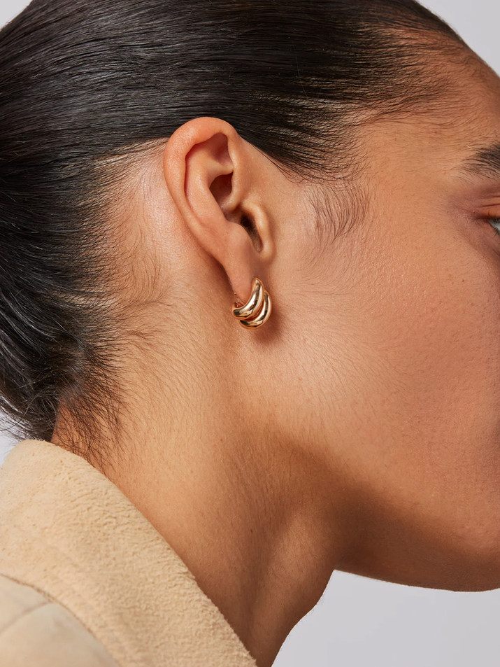 JENNY BIRD Mini Florence Double Hoop Earrings in Gold on Model 3
