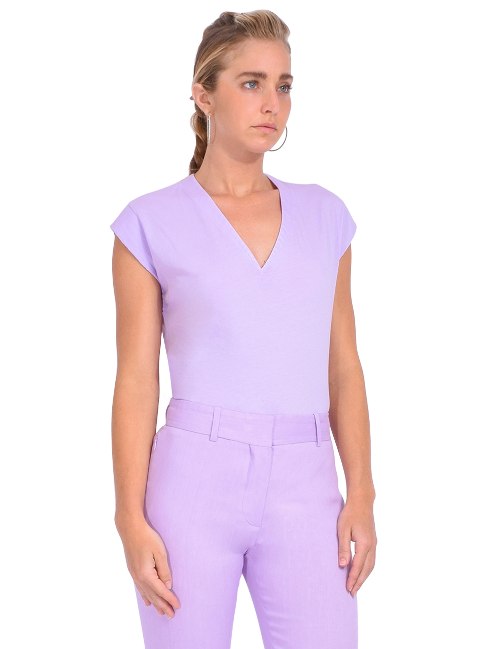 FRAME Le Mid Rise V Neck Tee in Lilac Side View 