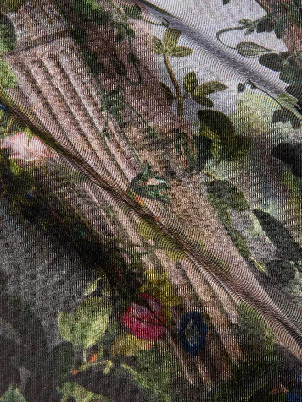 L'AGENCE Fawn Floral Print Shirt in Rococo Floral Details of Print