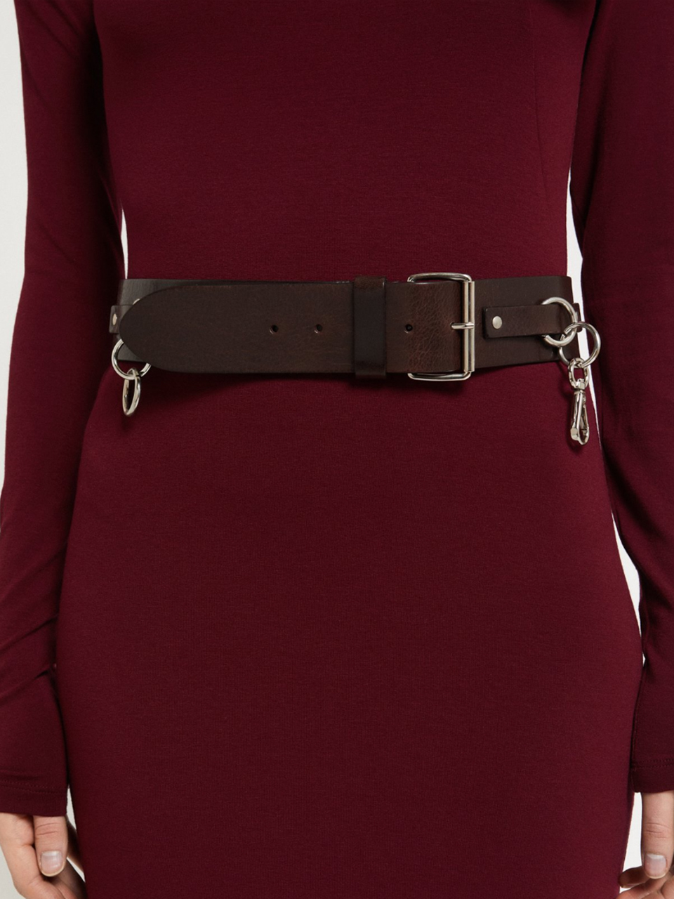 OTTO'DAME Leather Belt with Silver Ring Chains in Brown on odel 
