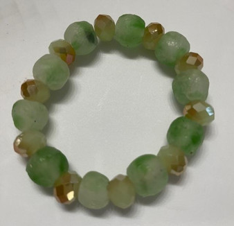 Green beads alternating with greenish brown / elastic band