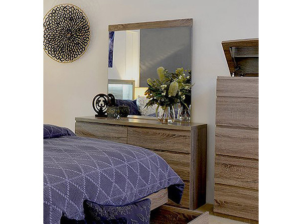 Java Queen Bed with Storage Drawers in Mocha Oak