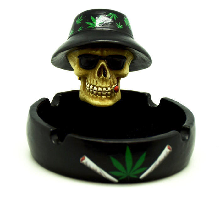  SKULL WITH WEED HAT ROUND ASHTRAY 