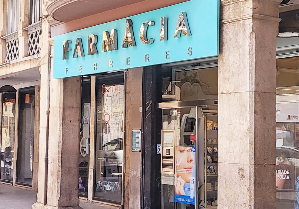 Interior de Farmacia Carmen Ortiz en Benacazón (Sevilla)