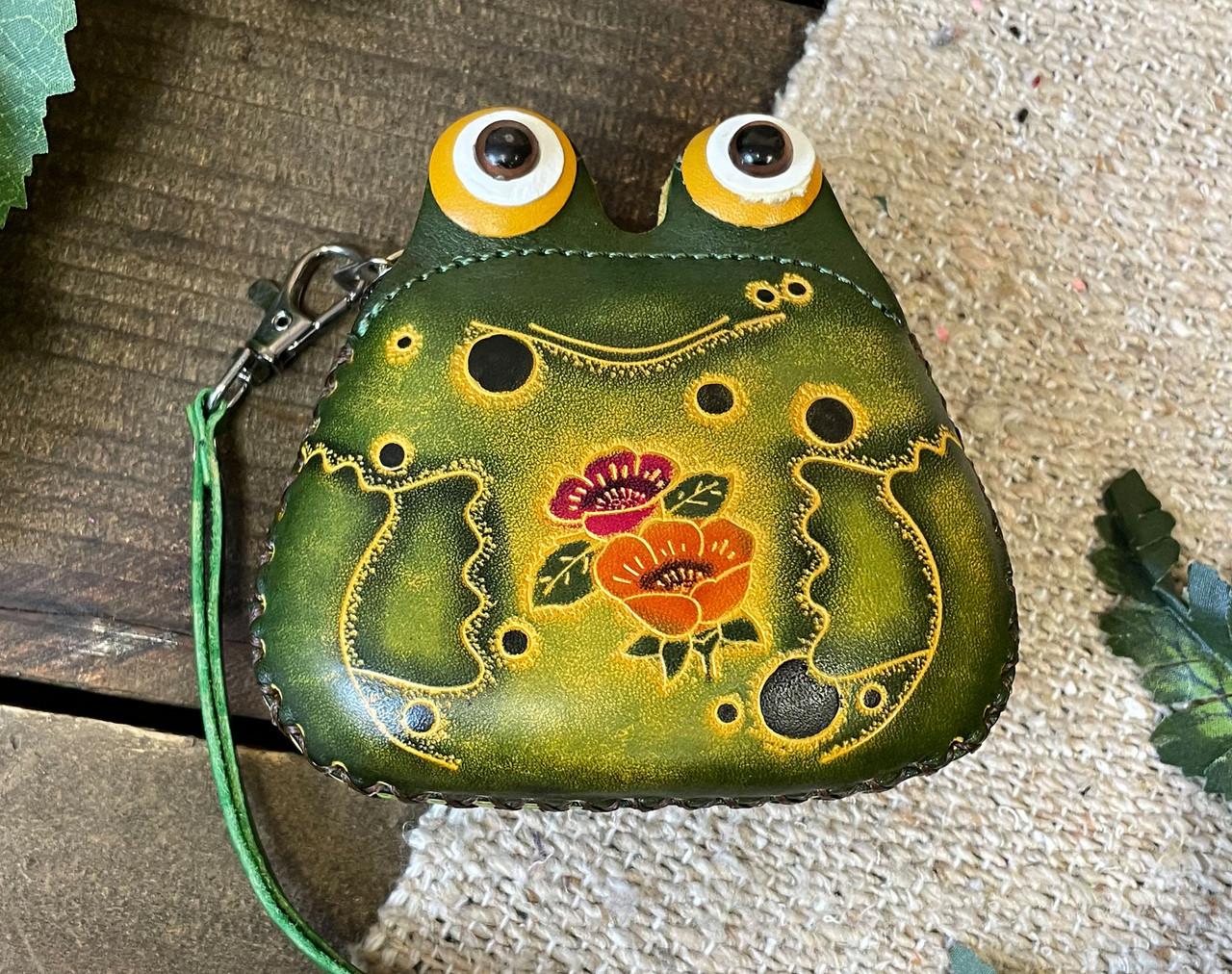 Crocheted frog purse | Coin purse crochet pattern, Crochet frog, Crochet