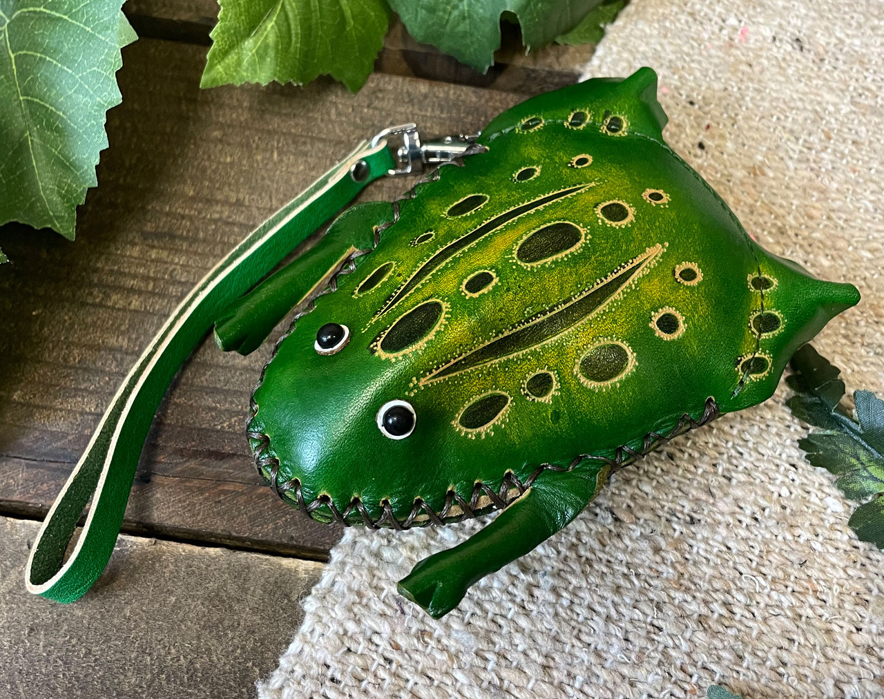 Frog beaded coin purse beaded green frog - Shop ARBeads beaded wallets & handbag  Coin Purses - Pinkoi