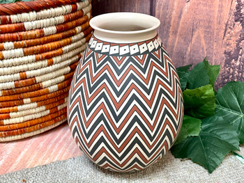 Mata Ortiz Pottery Collectors' Vase