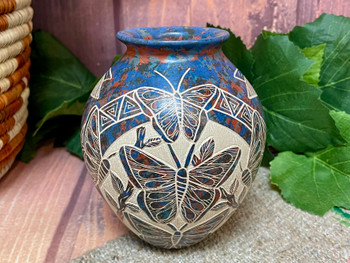 Mata Ortiz Etched Pottery Vase