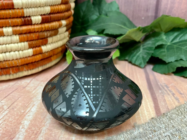 Mata Ortiz Mini Vase -Black