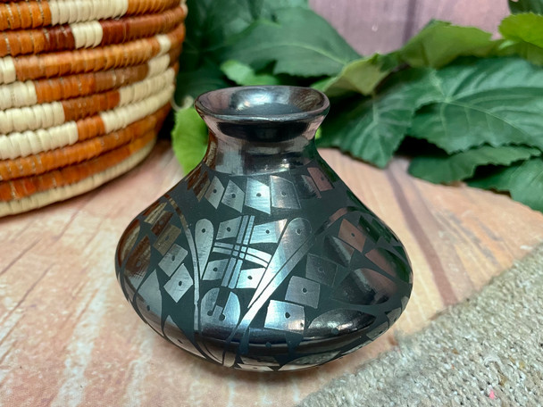 Mata Ortiz Mini Vase -Black