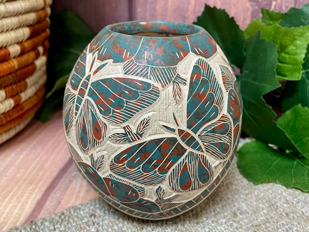 Mata Ortiz Etched Pottery Vase