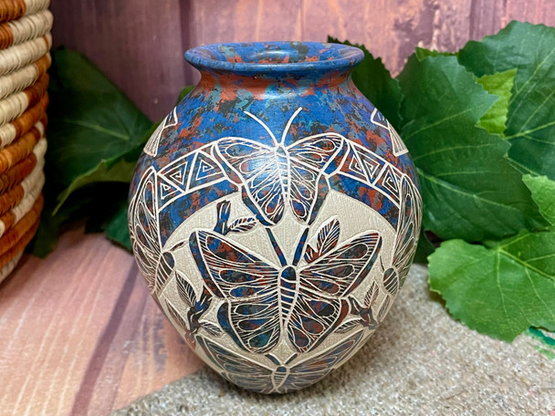 Mata Ortiz Etched Pottery Vase