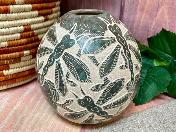 Mata Ortiz Etched Pottery Vase