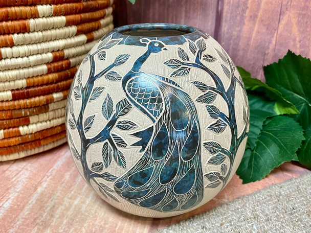 Mata Ortiz Etched Pottery Vase