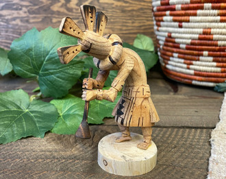 【WOODPEPE】ドアベル カニ　木製　人形　原始人Primitive 低め Asst. Navajo Carved Wood Kokopelli (34bc191) - Mission Del Rey
