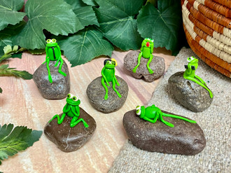 Assorted Clay Frog on a Rock Figurines (2bc635)