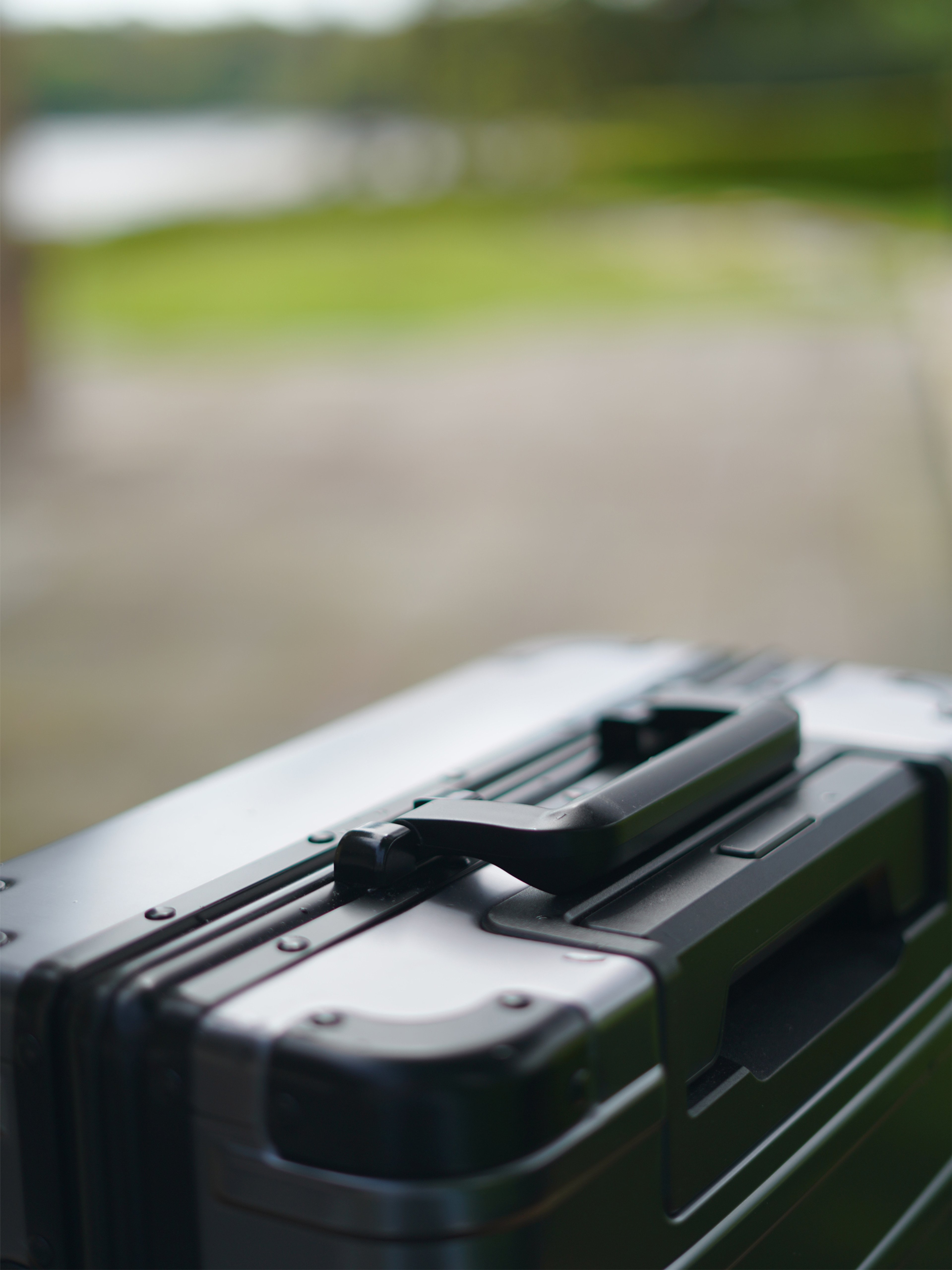 Forte Black Aluminium Suitcase - Handle