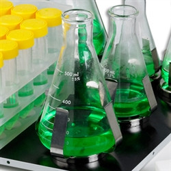 Innovative MAGic Clamp magnetic device stabilizing a 500 ml Erlenmeyer flask on a lab bench.