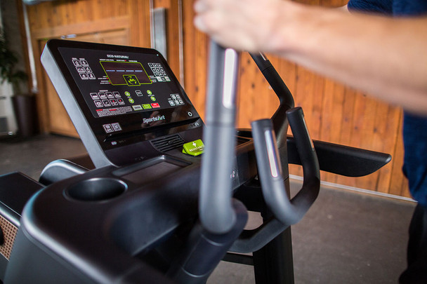 10-6879 Fabrication Enterprises, Inc. SportsArt V886 Verso Status Eco-Natural Cross Trainer