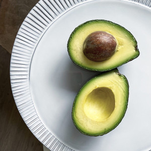 Hass avocado sliced open. Size shown is approx 8oz. 