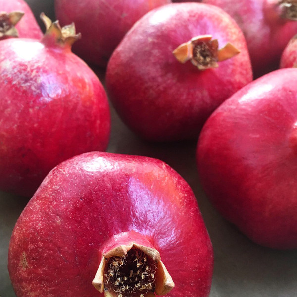8LB box includes 9+ pomegranates (blend of medium & large sizes)