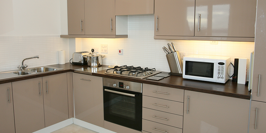 kitchen with under cabinet LED lighting using LED light bars by Flexfire