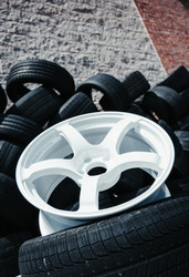 Advan TC4 18x9+25 5x114.3 - Racing White ( No Ring ) Advan TC4 18x9+25 5x114.3 - Racing White ( No Ring )