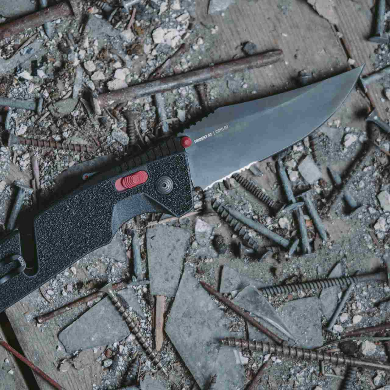 Trident AT - Black & Red, Partially Serrated