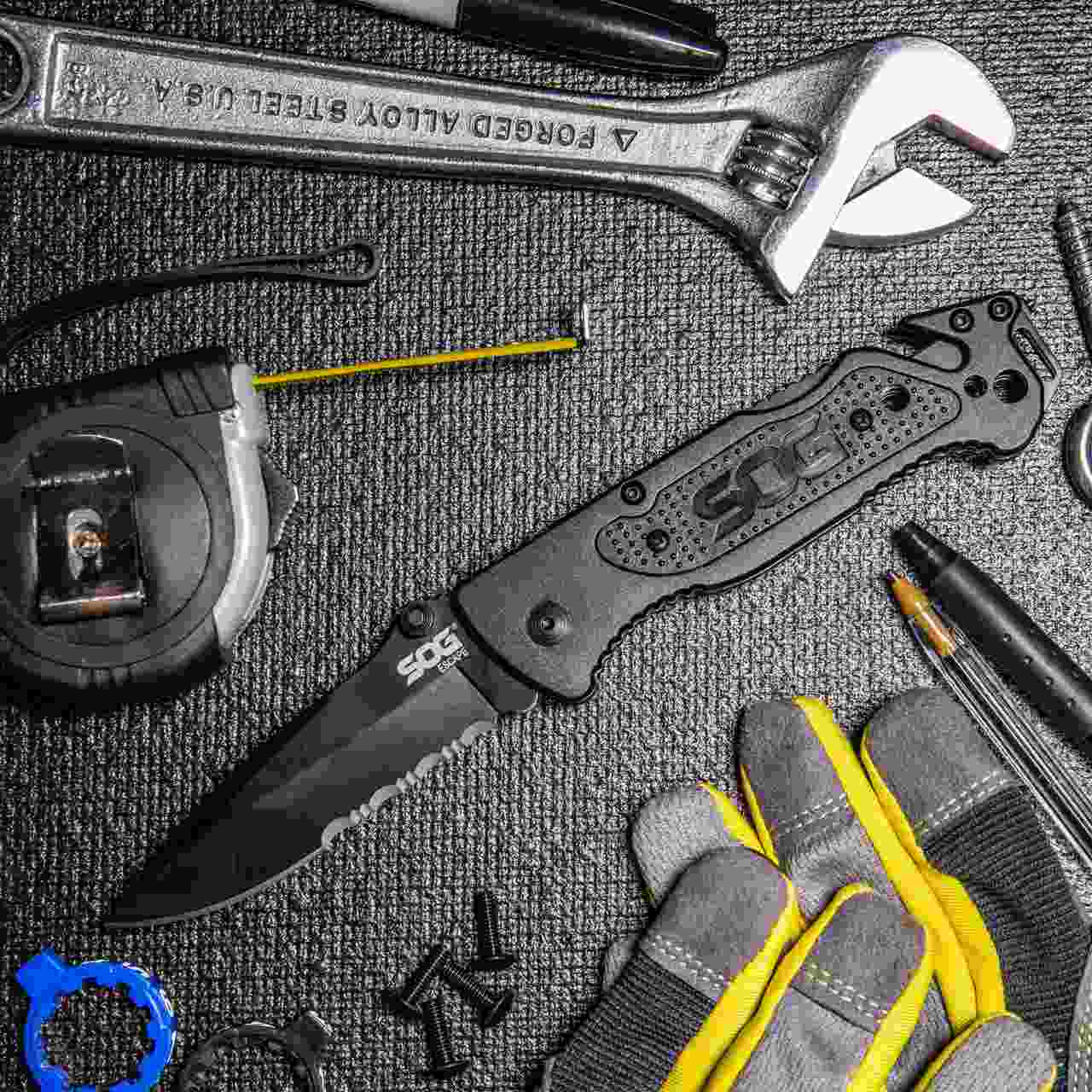 Escape - Black, Serrated | Professional Use Folding Knife