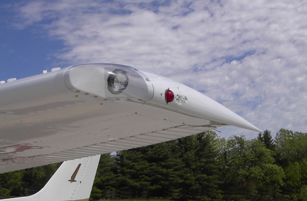 Cessna wing tip with landing lights