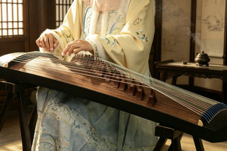 The Small Bridges That Uphold the Vast Sound of Guzheng