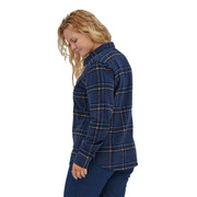 Patagonia L/S Organic Cotton Midweight Fjord Flannel - Women's - Tundra / New Navy on model
