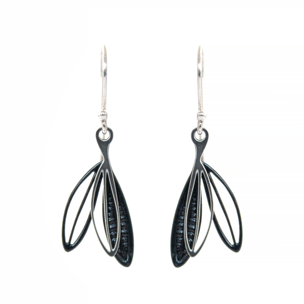 Petite triple leaf earrings black