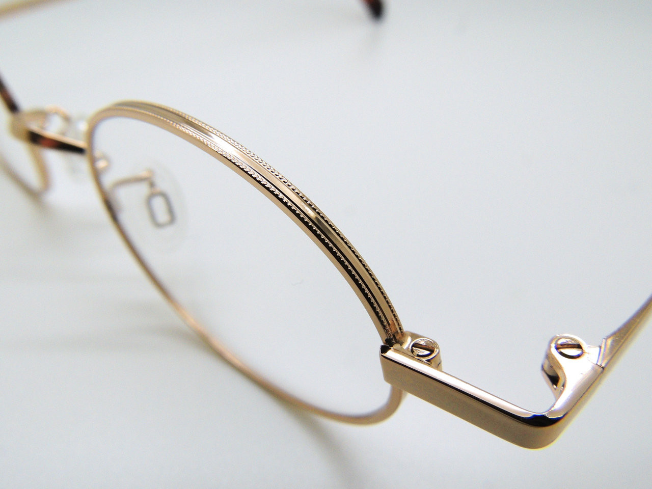 Hand Made In Holland Preciosa 261 Oval 44mm Shiny Gold Eyewear Saddle style bridge with pads