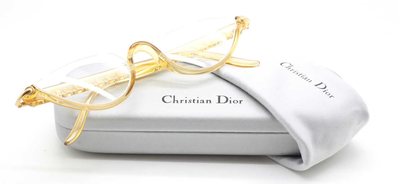 Suitable for prescription or sunglasses lenses.