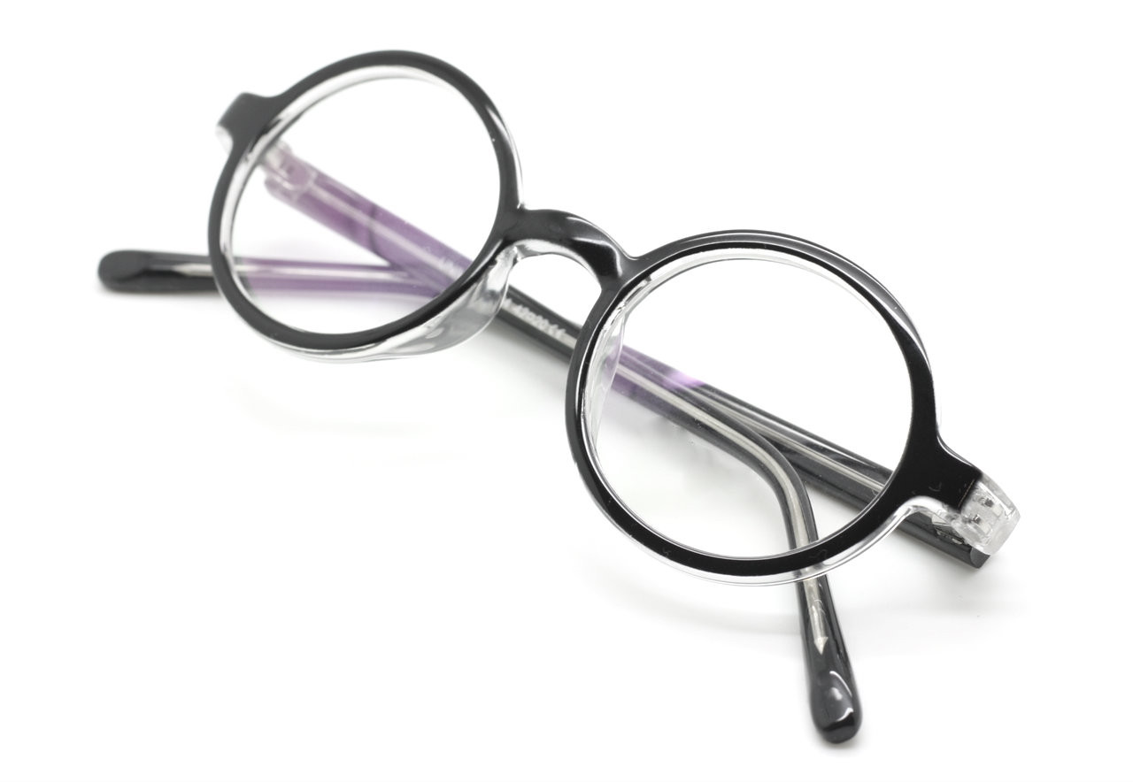 Round style eyewear in black / clear acrylic