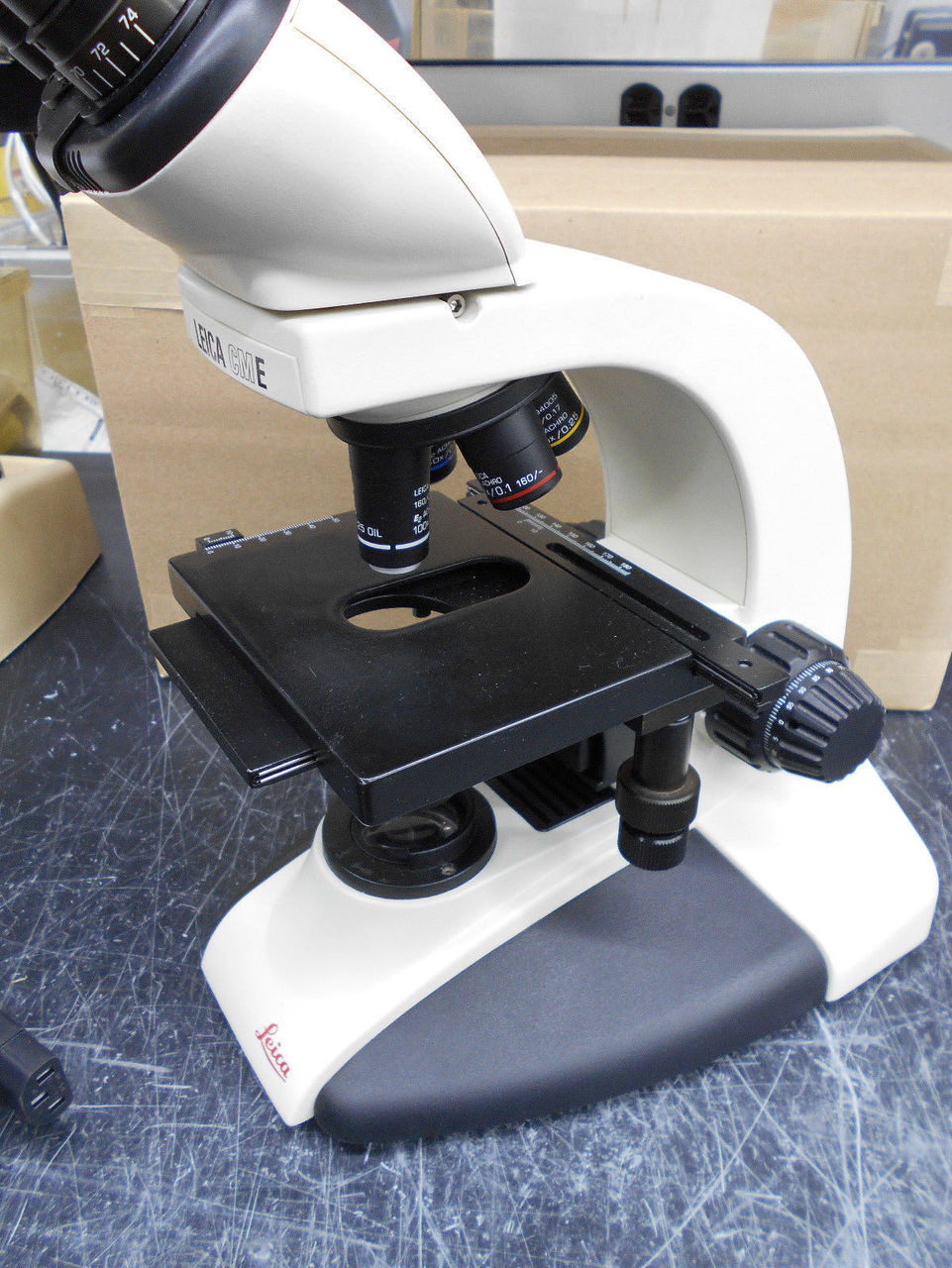 LEICA CME 1349521X BINOCULAR MICROSCOPE W/ 4 OBJECTIVES 4X/10X/40X