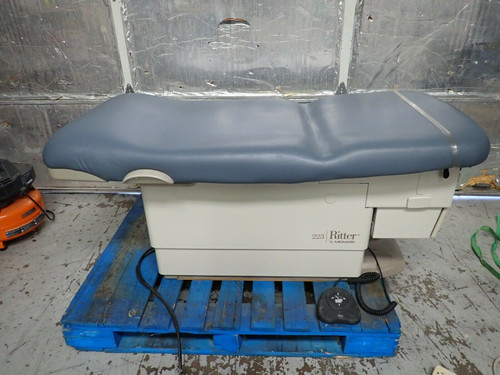 Midmark Ritter 223-016 Power Barrier-Free High-Low Exam Table With Foot Control