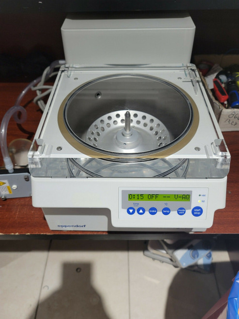 Eppendorf 5305 Vacufuge Plus Concentrator Centrifuge With Vacuum Pump & Rotor