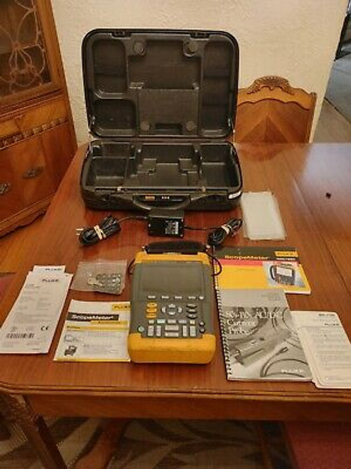 Fluke 199C Digital Oscilloscope Great Condition - With Probes, Case,