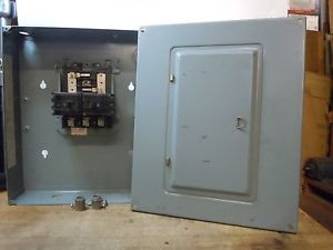 SQUARE D Q0412L125 CIRCUITS BREAKER BOX W/ TWO CIRCUITS BRAKERS