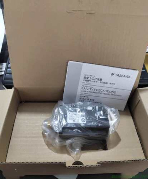 1Pcs  Servo Motor Sgmps-04Aca61-E