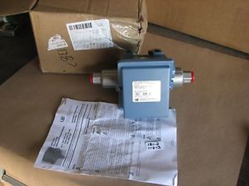 United Electric Controls Differential Pressure Switch J400K-S147B 1/2Fnpt