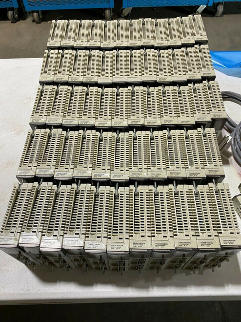 New 1x Schneider Electric TSXDEY32D2K, Sink Connector Input Module 32I 24VDC, NOS - Product Image