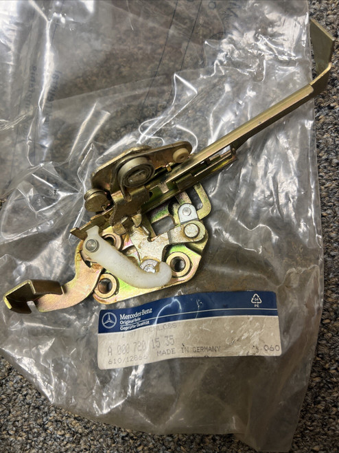 New Genuine Mercedes Benz DOOR LATCH A-000-720-15-35 A 000 720 15 35 FREIGHTLINER  - Product Image
