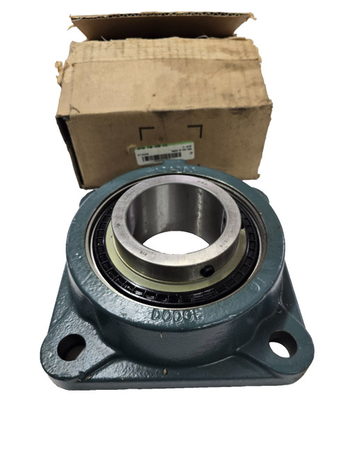 New Dodge 121196 F4B-SCM-215 2-1516 Bearing Four Bolt Flange Locking Set Screw - Product Image